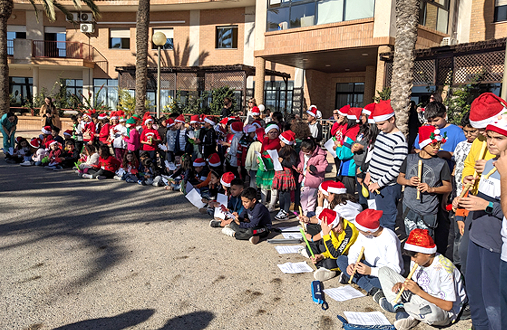 Los escolares de La Cruz llenan de alegra navidea la residencia La Pursima